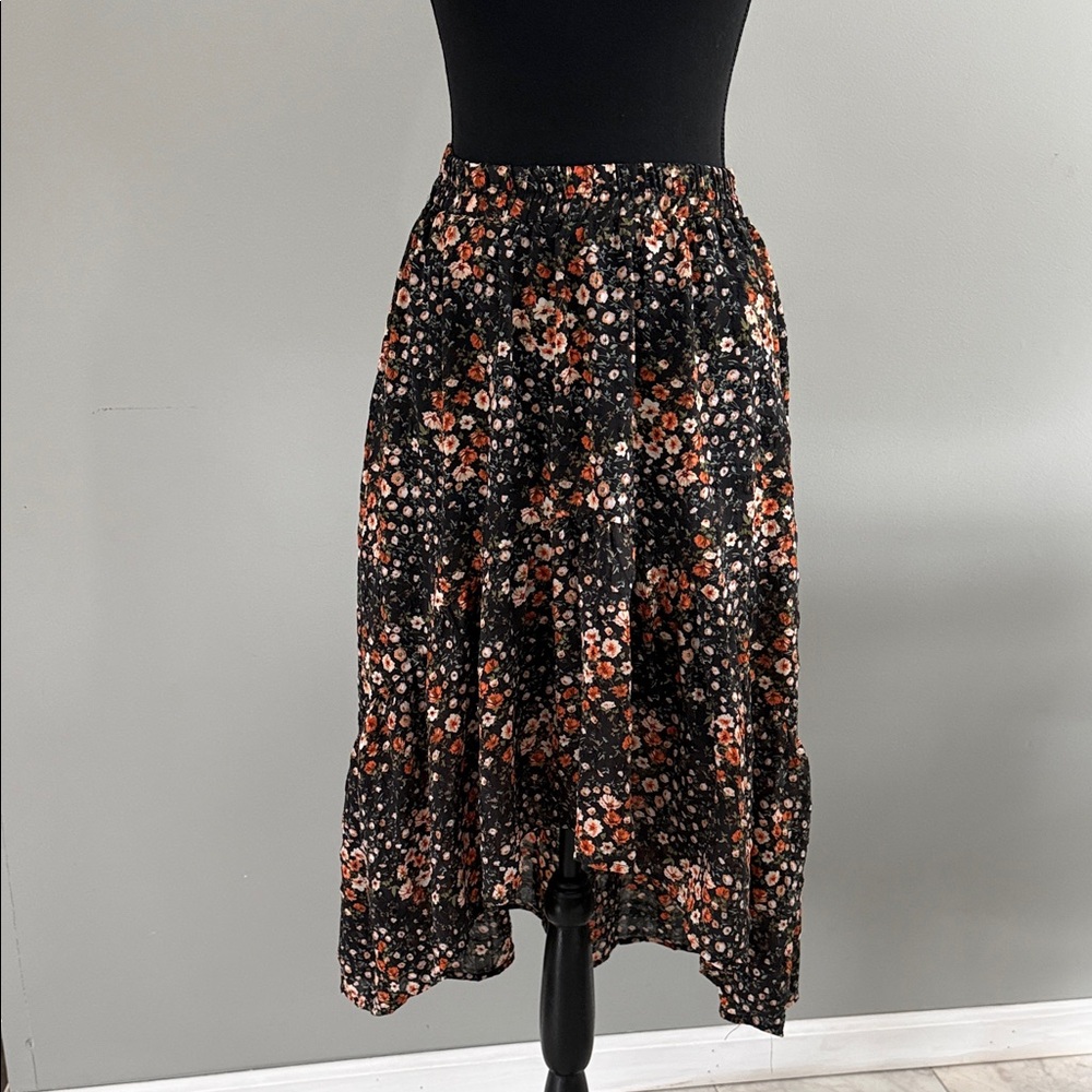 Chic Floral Midi High-Low Skirt in Black and Orange Floral